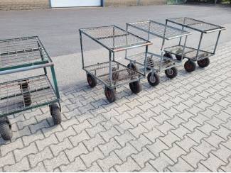 pluktreinen aardbeien plukwagen