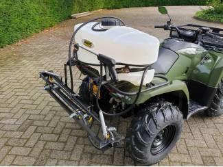 Diverse machines Yamaha Kodiak 450 4x4 quad met onkruidspuit en spuitboom